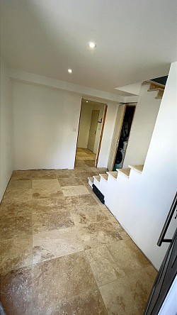 Habillage en travertin d’une entrée